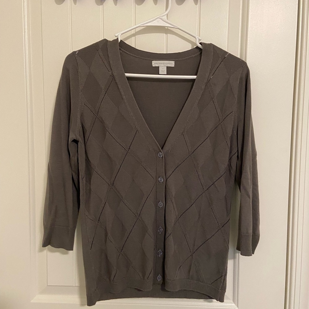 NWOT New York & Company‎ women’s gray diamond checkered button cardigan sweater